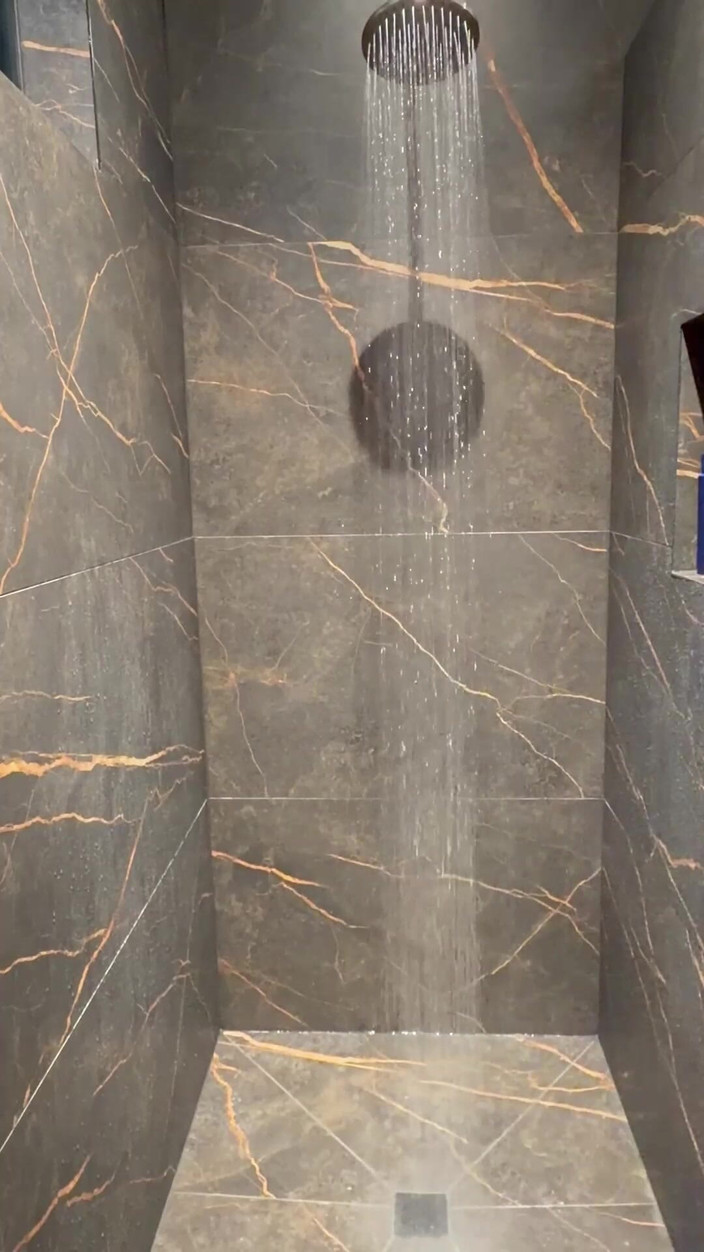 GottaLuvBB: Mandi berbogel