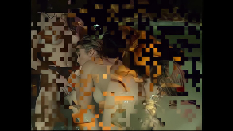 Wonderful Hot World X: Incrível trio lésbico com cinta-na banheira