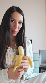 Com tesão Danika Mori deixa você brincar com sua buceta quente e come seu pau grosso