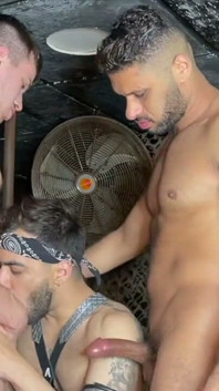 Opravdu heterosexuální Španěl souhlasí, že ho gay španělský kluk v zadní místnosti šuká do zadku bez kondomu