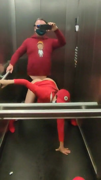 Sesso molto rischioso in un ascensore con la calda vicina dada Deville