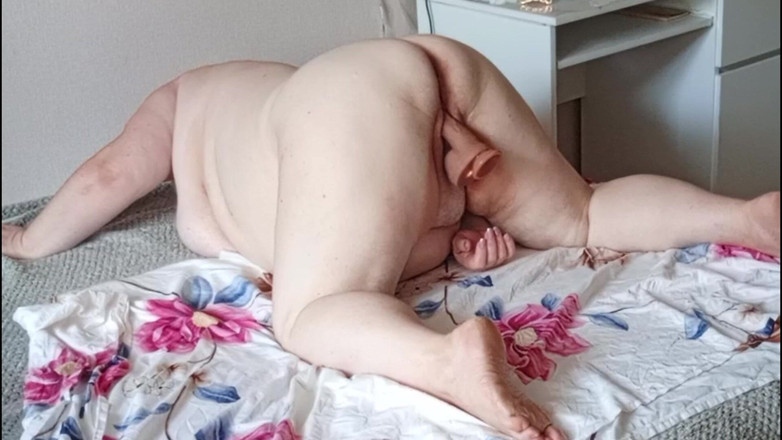 Zona901: La vicina si rilassa mentre si masturba la sua grande...