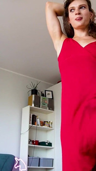 Transexual muy sexy baila en vestido rojo