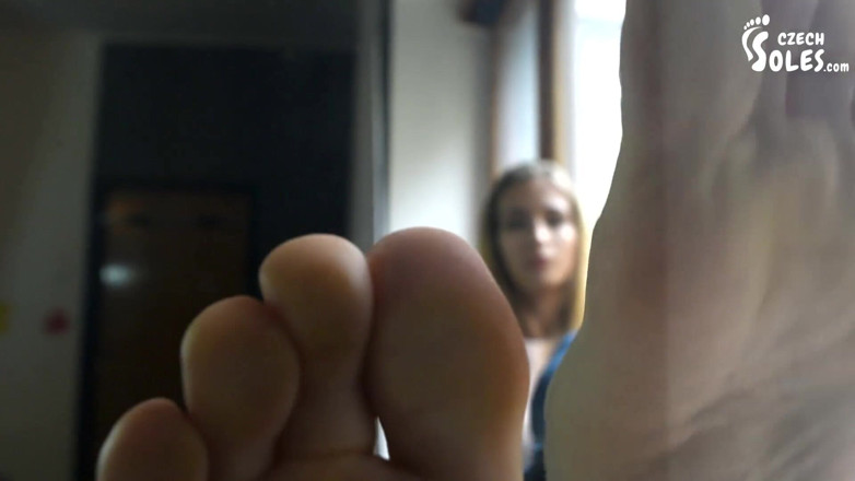Czech Soles - foot fetish content: ฝ่าเท้าเปล่าสุดน่าทึ่งกดติดกระจก