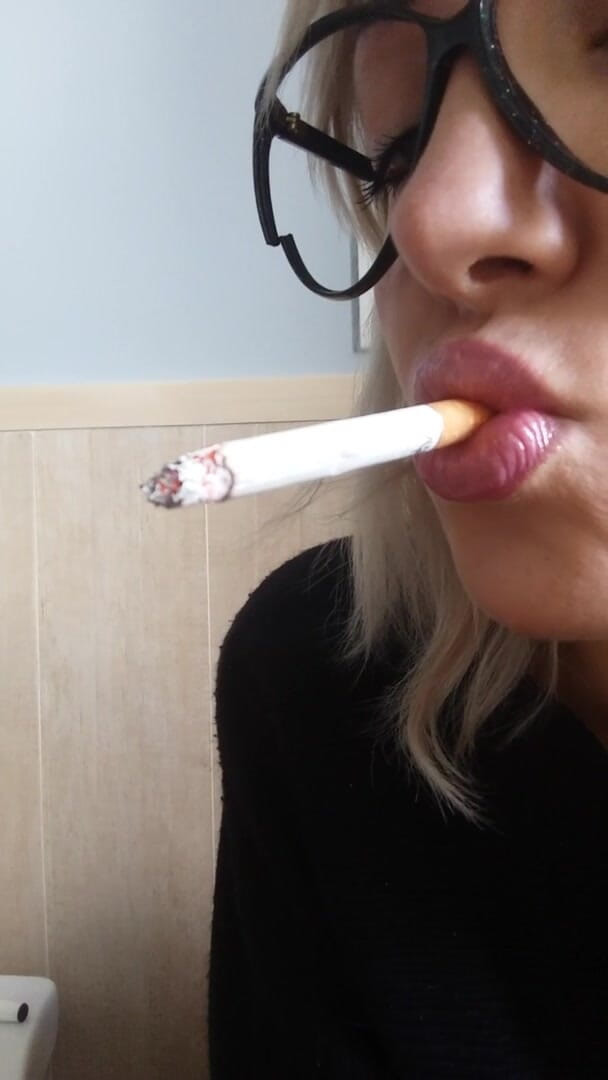 savannahamatoriale: Fumando durante un momento privato