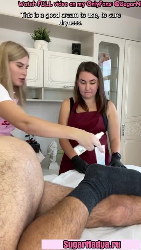SugarNadya: În timp ce învață cum să depileze, un bărbat s-a ejaculat...