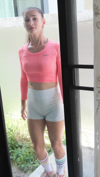Cewek sange ini nekat kencing di depan kaca!