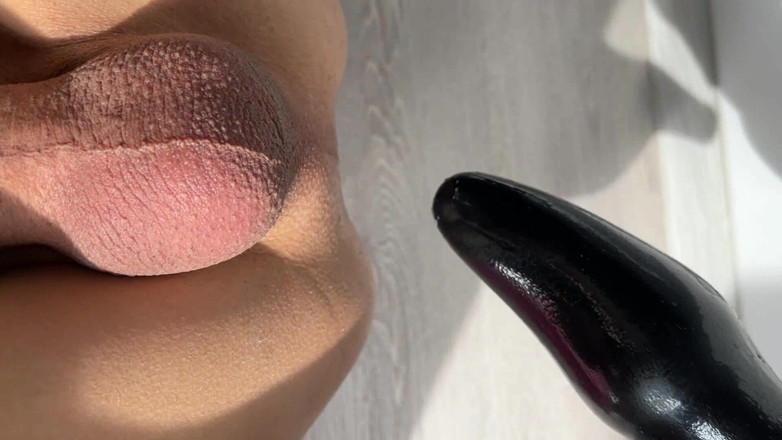 TVJackLong: Kocaman siyah dildo bir femboy'un poposunda büyük bir penis