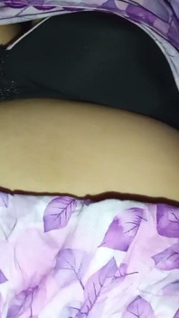 Hintli Müslüman tesettürlü evli kadın kocasıyla eğleniyor