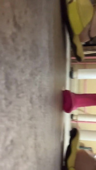 Succubitch cavalca il suo dildo rosa fino a quando non schizza