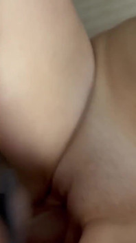 PAWG 妻子乱搞巨大的 10 英寸鸡巴并被口爆
