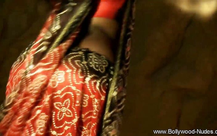 Bollywood Nudes: प्यारी भारतीय कमसिन नाच रही है!