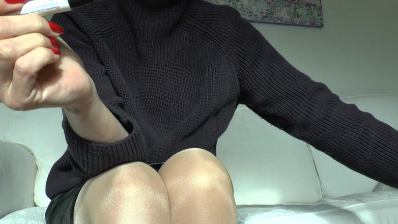 Lady Victoria Valente: Schiava che segna con una penna, belle unghie rosse, lady...