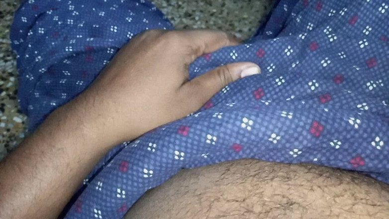 Sweet Indian cock: 印度男同吮吸和舔胸部