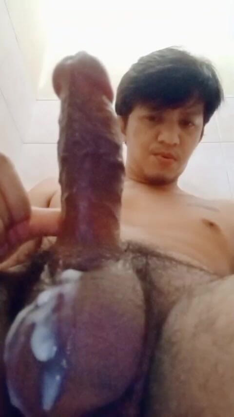 Rent A Gay Productions: Awek kembar Filippina mengambil pancutan sendiri