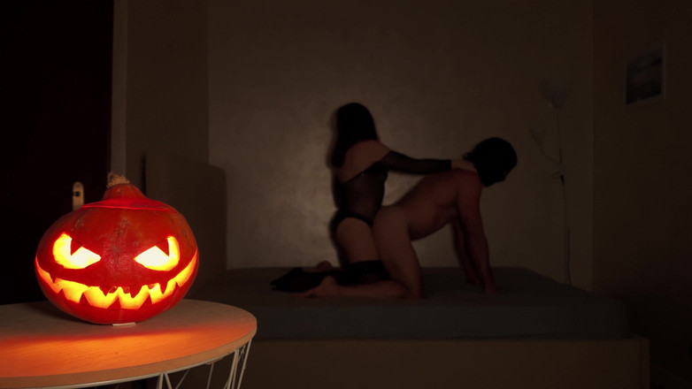 Mistress Taly: Halloween vieren met vastpinnen