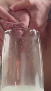 Tengere milf melkt enorme tieten in een cup