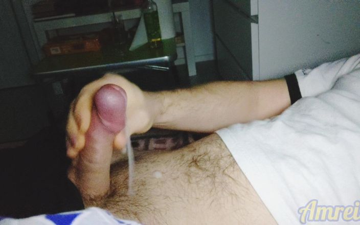 Amreis: Sega mattutina e sborrata a letto. Non posso opporre.