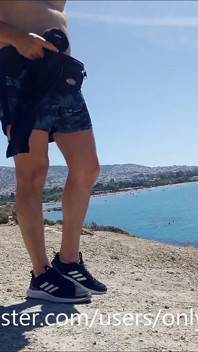 Passeggio per la Spiaggia. Togliti i vestiti