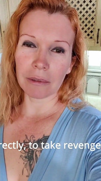 Sevgilisiyle sikişiyor ve kocasına bir video çekiyor. Sürtük büyük memeli orta yaşlı seksi kadın.