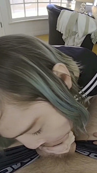 Roztomilá zpěvačka anri touží po ptákovi