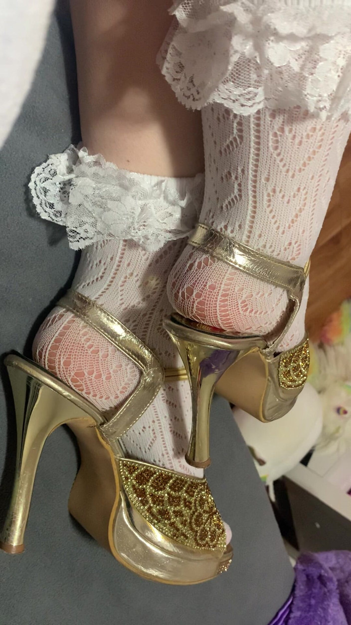 EmoDream1998: ऊँची एड़ी के जूते में Lacy Socks