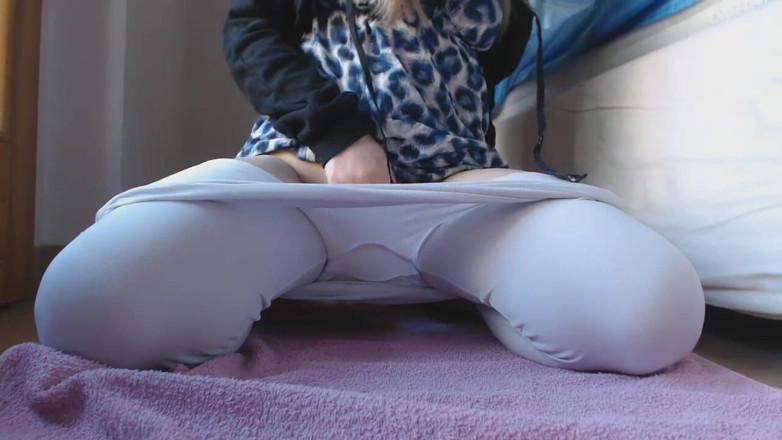 RavenBigAss: Natursekt in weißen leggins auf dem boden
