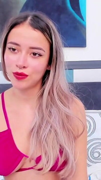 Blond Latian zawsze chce być z grubsza pieprzona w swoim pokoju