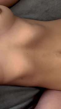 Sexy vzájemná masturbace - nutí ho pokrýt moje prsa v sexy mrdce