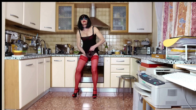 Sissy Cummy Lingerie: Michelle cucina la cena dopo il lavoro e allo stesso...