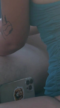 Branlette baveuse en plein air incroyablement sexy et intense avec massage à l’huile et aux couilles par une vraie étudiante amateur avec beaucoup de sperme