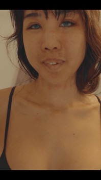 Aujourd’hui, je te prends dans mon cours de yoga et je vais te montrer des poses sexy