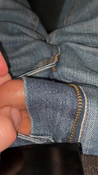 Cewek sange ini lagi nyari kontol kecil di balik celananya