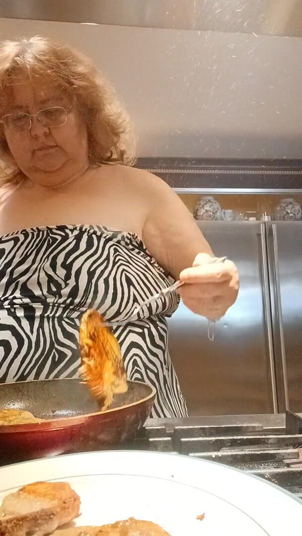 BBW nurse Vicki adventures with friends: Memasak roti untuk makan malam dan berkelip semasa saya memasak