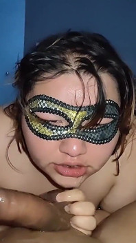 Gordita culona se traga toda mi polla y recibe todo el semen en su garganta
