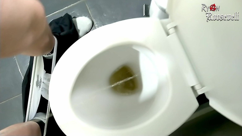 Ryan Roosevelt: Il mio primo video con piscio di sempre!