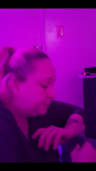 Une femme taille une pipe coquine