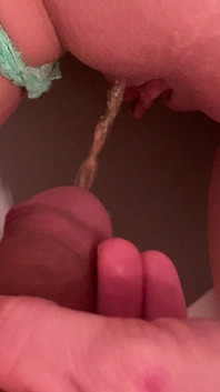 Pissing on My Girlfriend Pussy Lips While She Pee on Toilet