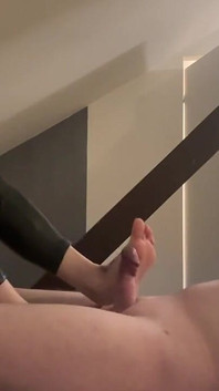 Robię footjob, a on wącha moje spocone skarpetki