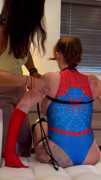 Kiki Daniels na punčochách Spiderwoman Uvězněna na jejích pvc botách! ballgagged, Eagle Tie a Hogtied