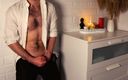 Noel Dero: सफेद शर्ट में शौकीन सुंदर आदमी और छोटे लंड के साथ कैमरे पर जोर से झटका देता है