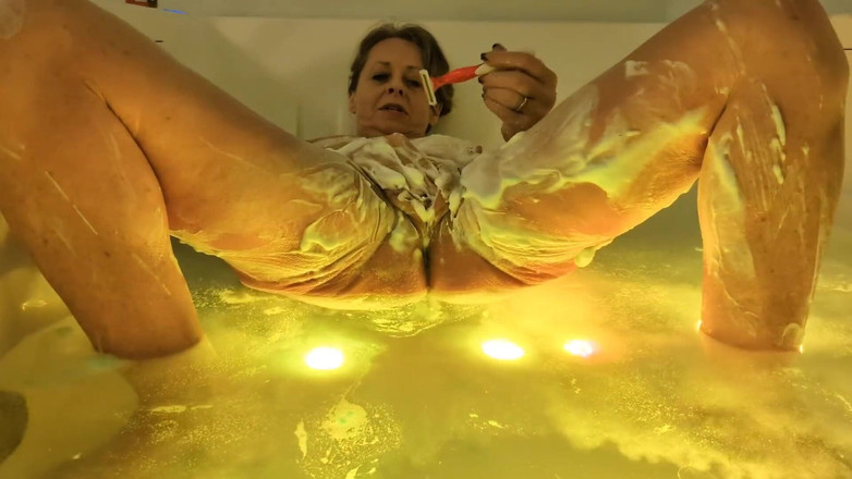 Little Linda: Ejaculează cu mine în timp ce iau tubby time