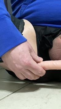 Crosadresser amator îi spune mamei vitrege mature sexy că vrea să sugă o pulă reală, să fie futută în cur și umplută cu spermă