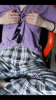 Dziewica bawi się sutkami do orgazmu, gdy jest sama w domu