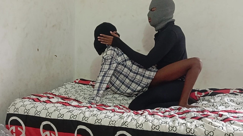 Petite Erotic Africa: La magra teen ebano ama il cazzo lungo