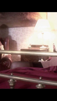 Une MILF blonde mature prend un gros jouet et une bite