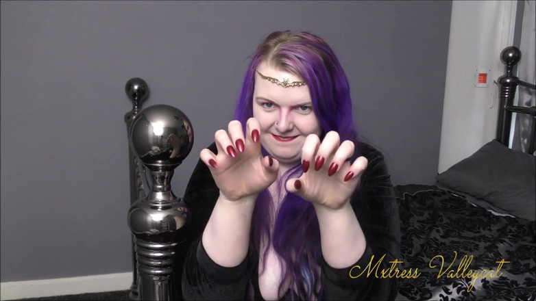 Mxtress Valleycat: Taunting you with my demonic nails