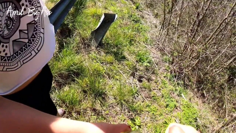 April BigAss: Sokakta riskli yutma sarı çiş