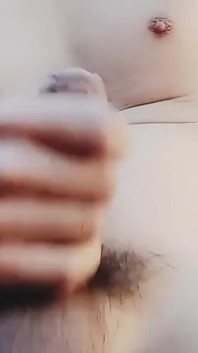 Lindo joven chico masturbándose al aire libre