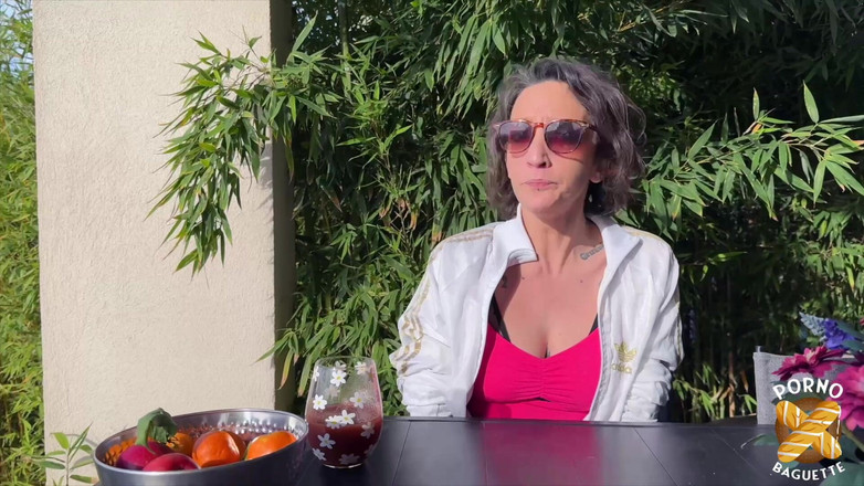 Porno Baguette: Lena，漂亮的黑发女郎，被两根鸡巴干